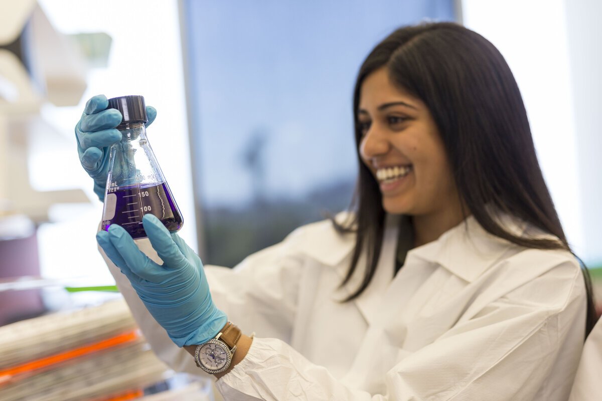 An image of a CMSRU student in the lab.