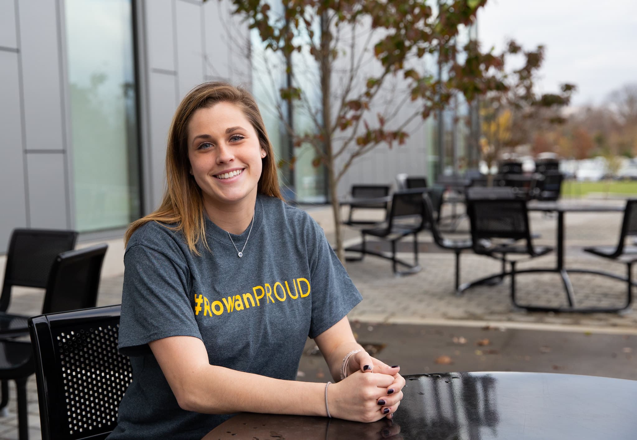 A student helps another student on the computer.