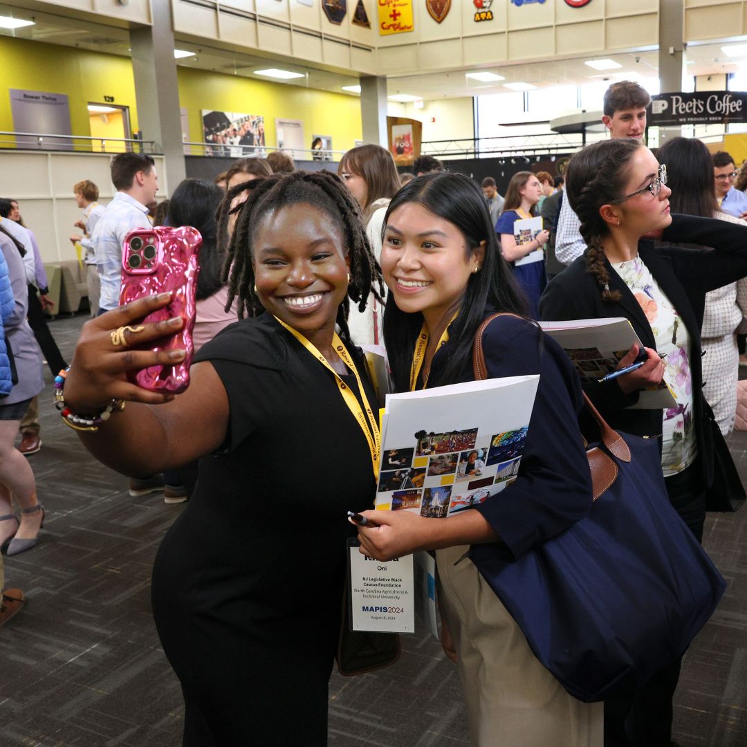 Two interns talking a selfie at MAPIS2024