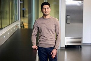  Shahab Edalatian Zakeri stands in a lab